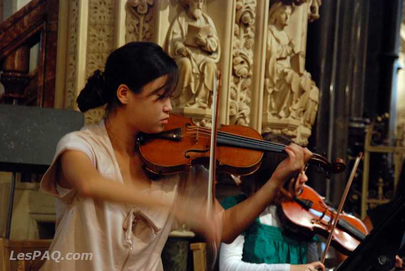 Cours de violon pour enfants en groupe.