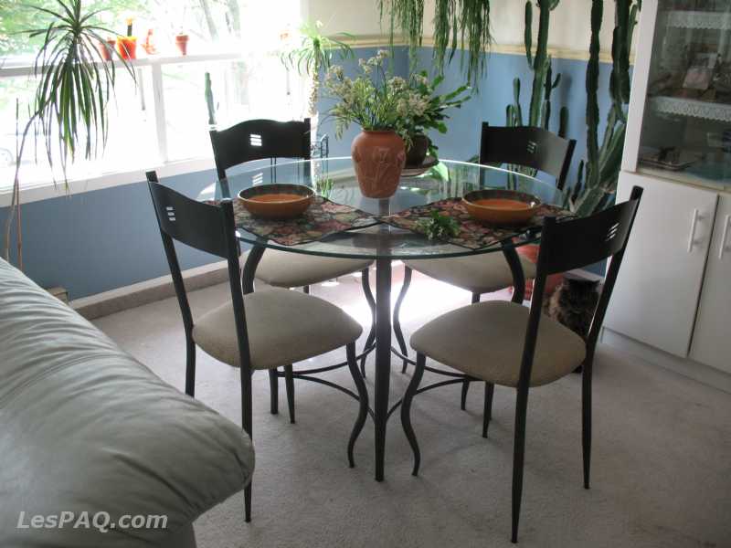 Table en verre et chaises