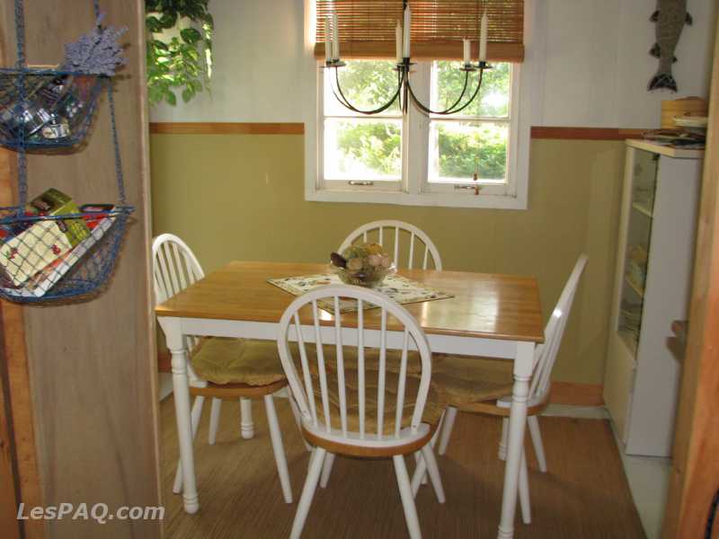 Table en bois et chaises