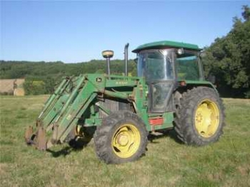 Tracteur agricole John Deere avec charg